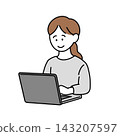 一位女士正在使用電腦（透明背景） 143207597