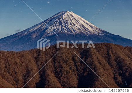 從禦坂山脈的石賀岳眺望月光下的富士山。 從禦坂山脈的石賀岳眺望月光下的富士山。 143207926