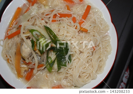 Piping hot ramen 143208233