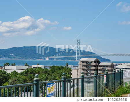 從神戶市樽見區鹽屋的山上可以看到明石海峽大橋和淡路島。 從神戶市樽見區鹽屋的山上可以看到明石海峽大橋和淡路島。 143208638