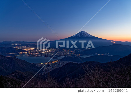 從神道峠展望台上看到的富士山暮色和河口湖夜景。 從神道峠展望台上看到的富士山暮色和河口湖夜景。 143209041