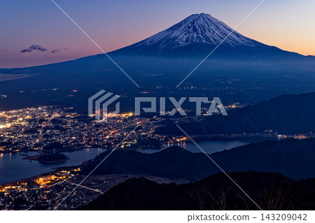 從神道峠展望台上看到的富士山暮色和河口湖夜景。 143209042