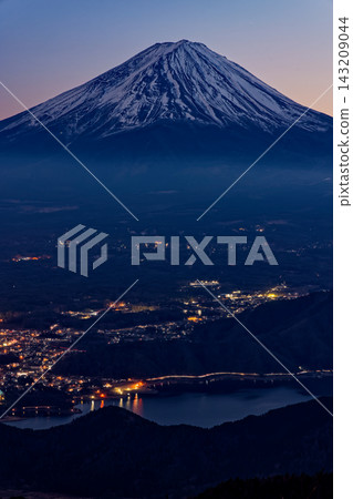 從神道峠展望台上看到的富士山暮色和河口湖夜景。 從神道峠展望台上看到的富士山暮色和河口湖夜景。 143209044