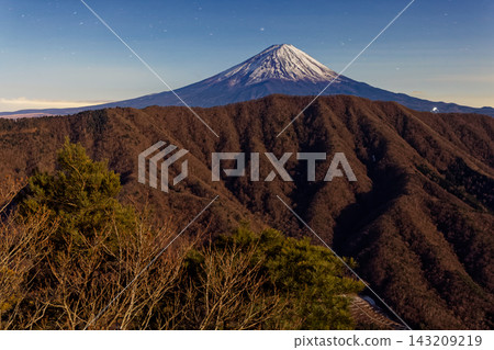 從禦坂山脈的石賀岳眺望月光下的富士山。 從禦坂山脈的石賀岳眺望月光下的富士山。 143209219