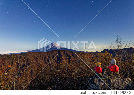 月光下的御坂山脈石嶽和富士山上的石佛像。 月光下的御坂山脈石嶽和富士山上的石佛像。 143209220