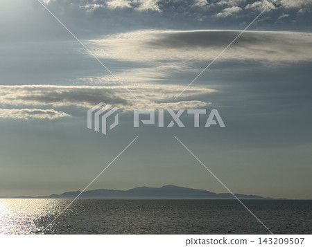The Seto Inland Sea and layers upon layers of clouds as seen from Awaji Island in Hyogo Prefecture. 143209507