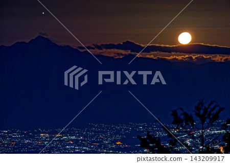 A view of the setting moon and the Southern Alps/Kaikomagatake mountain from Shakagatake in the Misaka Mountains. A view of the setting moon and the Southern Alps/Kaikomagatake mountain from Shakagatake in the Misaka Mountains. 143209917