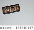 Traditional abacus/abacus: evokes images of calculation, education, and Showa-era retro. 143210147