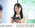 女子正在核對付款金額 143210189