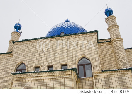 Beautiful Muslim mosque in blue skies and grass Beautiful Muslim mosque in blue skies and grass 143210389