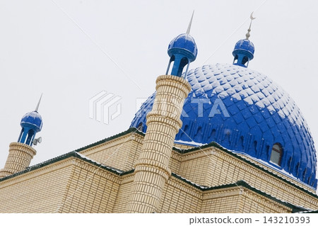 Beautiful Muslim mosque in blue skies and grass Beautiful Muslim mosque in blue skies and grass 143210393