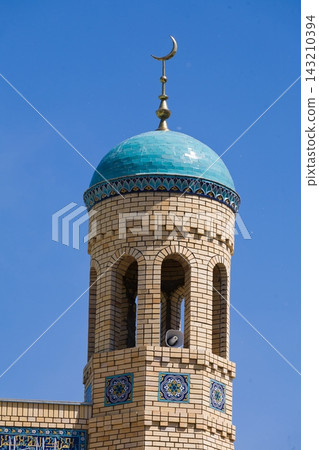 Beautiful Muslim mosque in blue skies and grass Beautiful Muslim mosque in blue skies and grass 143210394