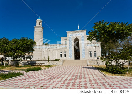 Beautiful Muslim mosque in blue skies and grass Beautiful Muslim mosque in blue skies and grass 143210409