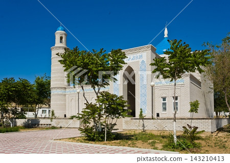 Beautiful Muslim mosque in blue skies and grass Beautiful Muslim mosque in blue skies and grass 143210413