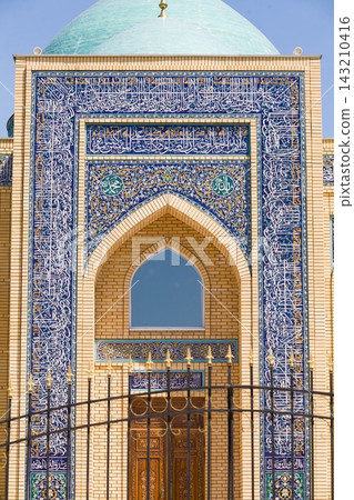 Beautiful Muslim mosque in blue skies and grass Beautiful Muslim mosque in blue skies and grass 143210416