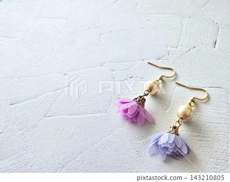 手工飾品:珍珠和歐根紗花朵圖案耳環。 手工飾品:珍珠和歐根紗花朵圖案耳環。 143210805