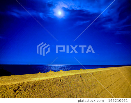 夜晚,月光灑在沙灘上的海面上。 夜晚,月光灑在沙灘上的海面上。 143210951