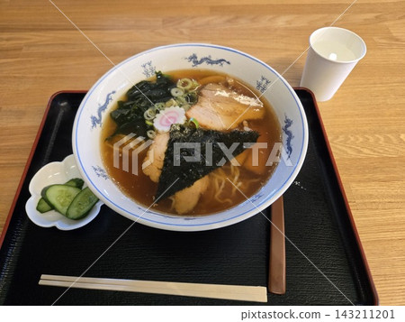 醬油拉麵，上面放有叉燒肉和海苔。 143211201