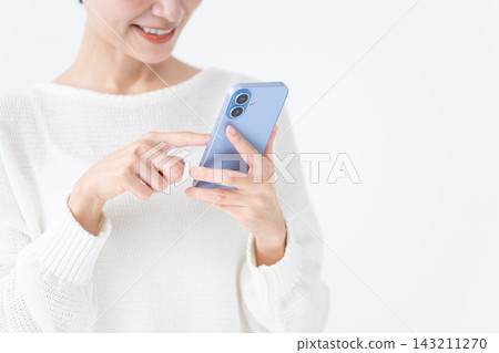使用智慧型手機的女人 使用智慧型手機的女人 143211270