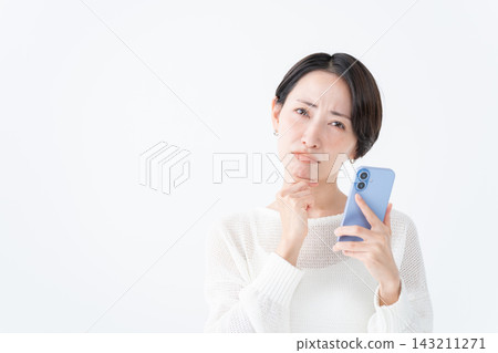 使用智慧型手機的女人 使用智慧型手機的女人 143211271