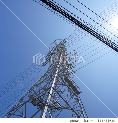 輸電塔和電線直插藍天 輸電塔和電線直插藍天 143211630