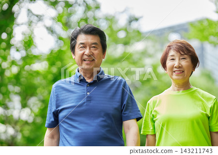 一對老年夫婦外出散步 143211743