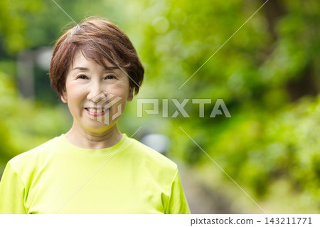 身穿運動服的老婦人面帶微笑 143211771