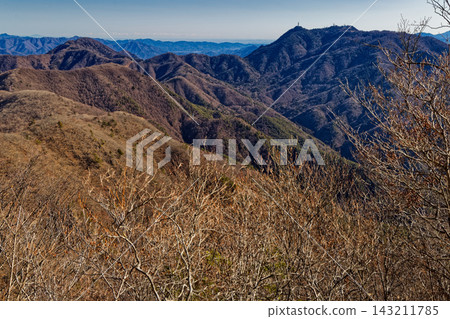 從禦坂山脈的黑岳眺望光峠和本社伽丸。 從禦坂山脈的黑岳眺望光峠和本社伽丸。 143211785