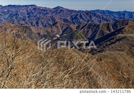 從禦坂山脈的黑嶽眺望南大菩薩山和奧多摩山脈。 143211786