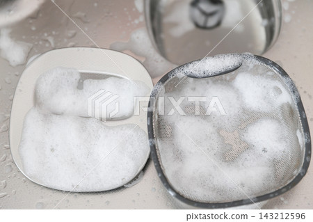 將泡棉漂白水倒入廚房水槽中的濾網裡,浸泡一會兒。 將泡棉漂白水倒入廚房水槽中的濾網裡,浸泡一會兒。 143212596