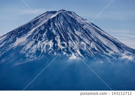 從禦坂山脈的新道峠展望台上看到的富士山。 從禦坂山脈的新道峠展望台上看到的富士山。 143212712