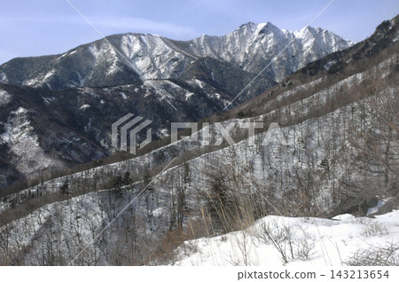 冬日的八嶽山脈,白雪皚皚的赤岳閃閃發光。 冬日的八嶽山脈,白雪皚皚的赤岳閃閃發光。 143213654