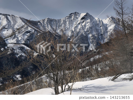 冬日的八嶽山脈,白雪皚皚的赤岳閃閃發光。 冬日的八嶽山脈,白雪皚皚的赤岳閃閃發光。 143213655