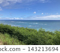 透過綠色的植物，可以看到蔚藍的大海和蔚藍的天空。 143213694