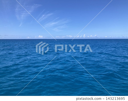 眼前是一片美麗的地平線,碧海藍天盡收眼底。 眼前是一片美麗的地平線,碧海藍天盡收眼底。 143213695