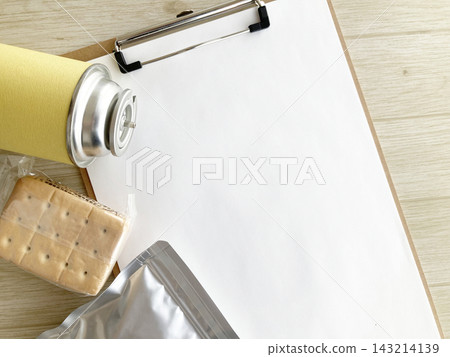 災害準備清單圖片,包括剪貼簿、瓦斯罐和緊急食品供應;用於檢查儲備物資和災害準備計畫。 災害準備清單圖片,包括剪貼簿、瓦斯罐和緊急食品供應;用於檢查儲備物資和災害準備計畫。 143214139