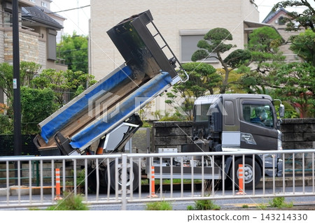 等待的自卸卡車 143214330