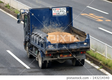 一輛行駛中的自卸卡車 一輛行駛中的自卸卡車 143214340