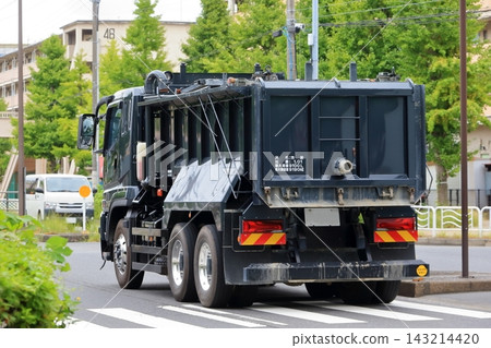 一輛正在行駛的自卸卡車（用於運輸污泥） 143214420