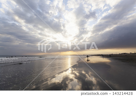 湘南久沼海灘：夕陽西下，雲朵飄散，構成了一幅美麗的海岸風光。 143214428
