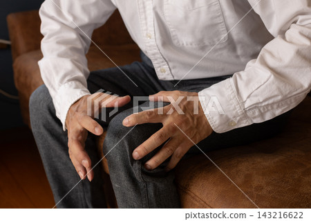 A man suffering from knee pain 143216622