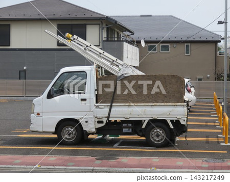 一輛輕型卡車,貨廂裡裝著梯子。 一輛輕型卡車,貨廂裡裝著梯子。 143217249