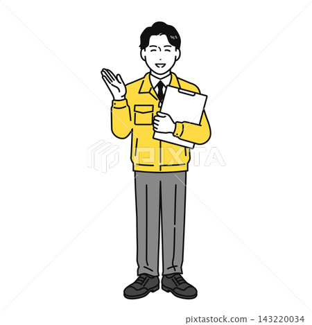 一名身穿工作服的年輕男子一邊拿著文件一邊解釋。 143220034