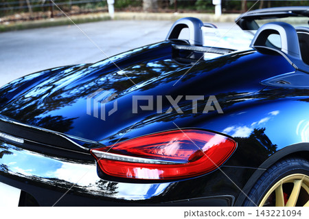 一輛閃亮的黑色保時捷Boxster Spyder 一輛閃亮的黑色保時捷Boxster Spyder 143221094