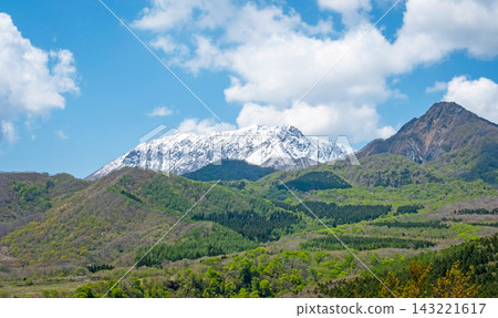 從猿飛大山天際線上的紀丈台展望台可以看到白雪皚皚的大山和鬱鬱蔥蔥的綠色植物。 143221617