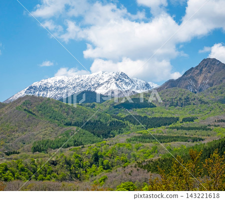 從猿飛大山天際線上的紀丈台展望台可以看到白雪皚皚的大山和鬱鬱蔥蔥的綠色植物。 從猿飛大山天際線上的紀丈台展望台可以看到白雪皚皚的大山和鬱鬱蔥蔥的綠色植物。 143221618