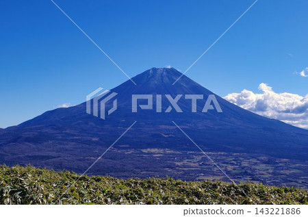 富士山雄偉的身姿在晴朗的天空下格外醒目-龍嶽山頂 富士山雄偉的身姿在晴朗的天空下格外醒目-龍嶽山頂 143221886