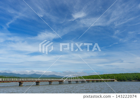 青森縣津輕半島,碧空如洗,湖畔風光旖旎,可俯瞰十山湖及其橋樑。 青森縣津輕半島,碧空如洗,湖畔風光旖旎,可俯瞰十山湖及其橋樑。 143222074