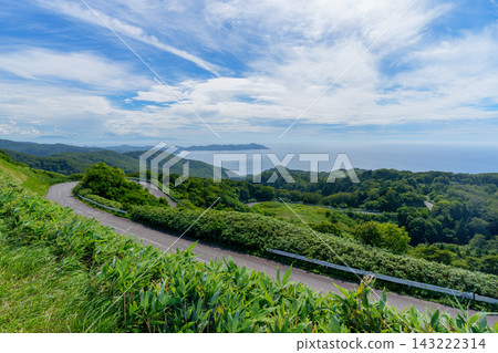 壯麗的自然景觀:從青森縣津輕半島的觀景台上眺望日本海和兒泊山路。 壯麗的自然景觀:從青森縣津輕半島的觀景台上眺望日本海和兒泊山路。 143222314