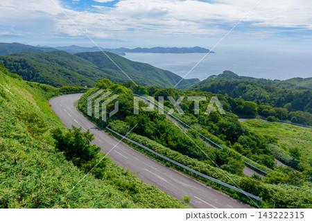 壯麗的自然景觀:從青森縣津輕半島的觀景台上眺望日本海和兒泊山路。 壯麗的自然景觀:從青森縣津輕半島的觀景台上眺望日本海和兒泊山路。 143222315